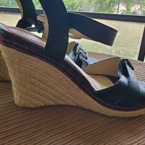 Women's open toe platform ankle strap open toe wedge sandals. Size 11. - Picture 7 of 15
